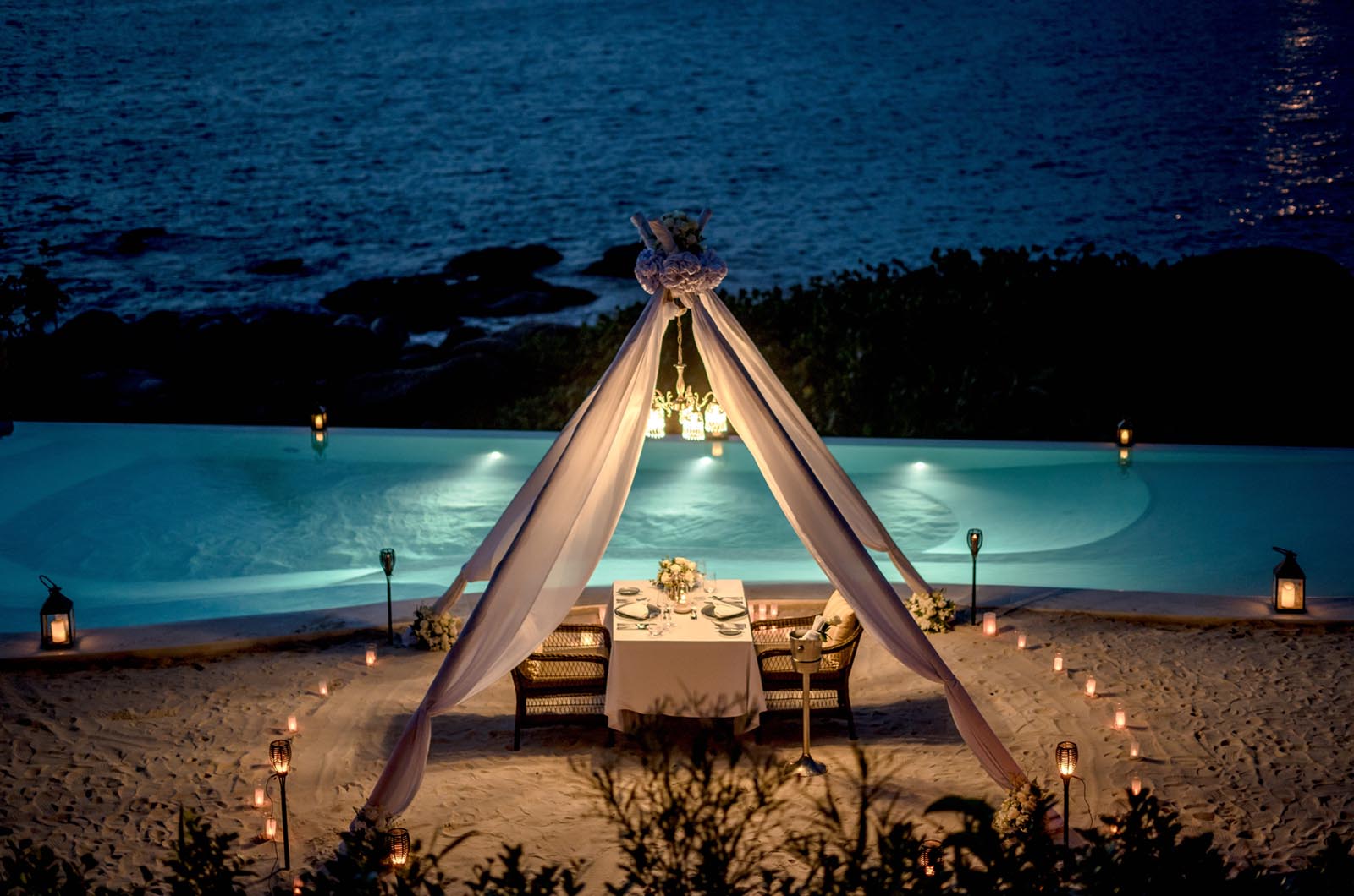 Romantic Dinner at Sea Pool
